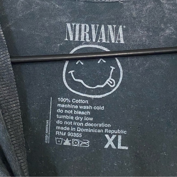 Distressed Gray Nirvana Smiley Graphic Live 93 Concert T Shirt Size XL Grunge - Picture 4 of 7